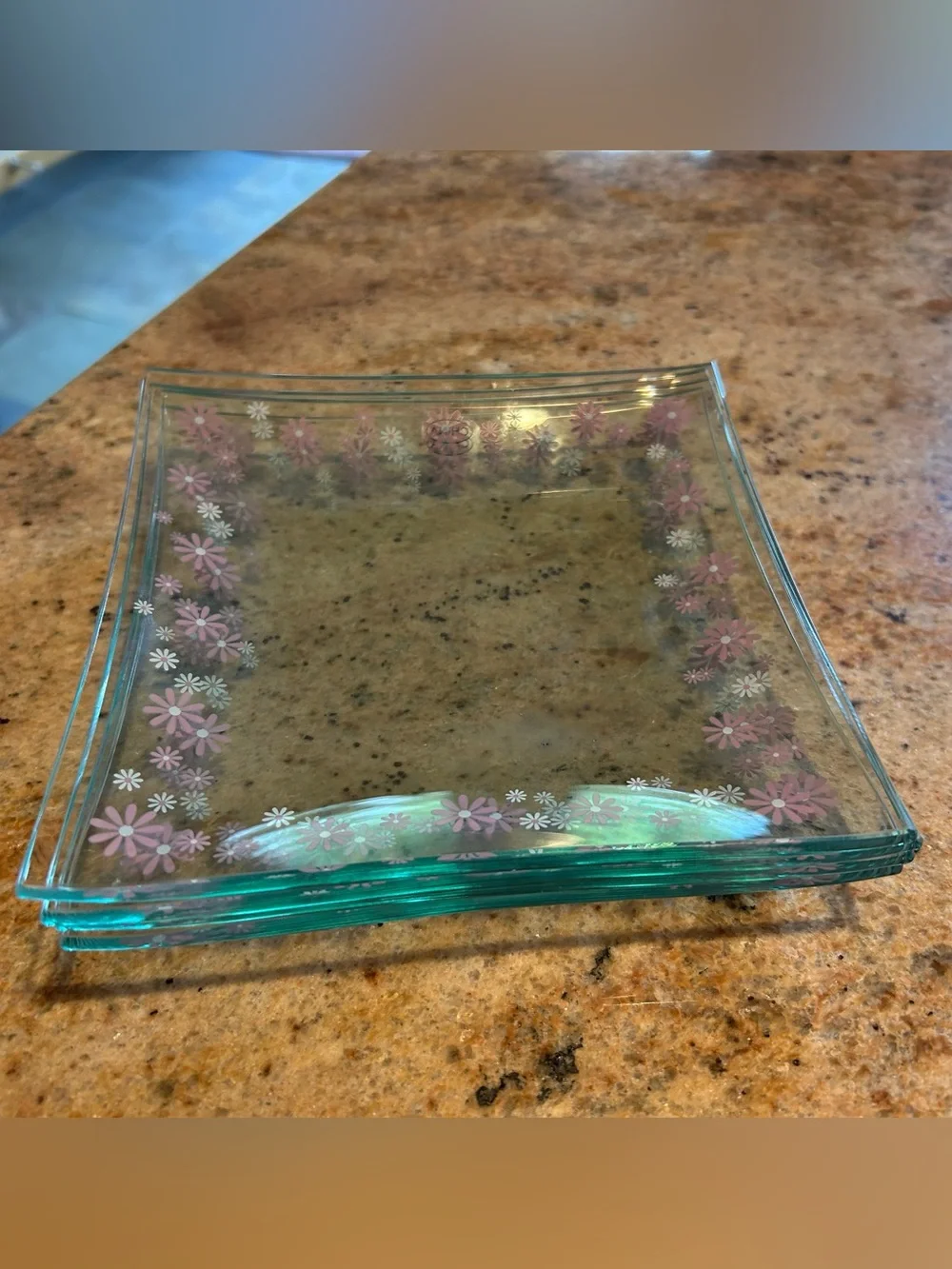 (4)Pampered Chef #2818 Pink & White Daisy Dessert Plates 6”x6” Help Whip Cancer.